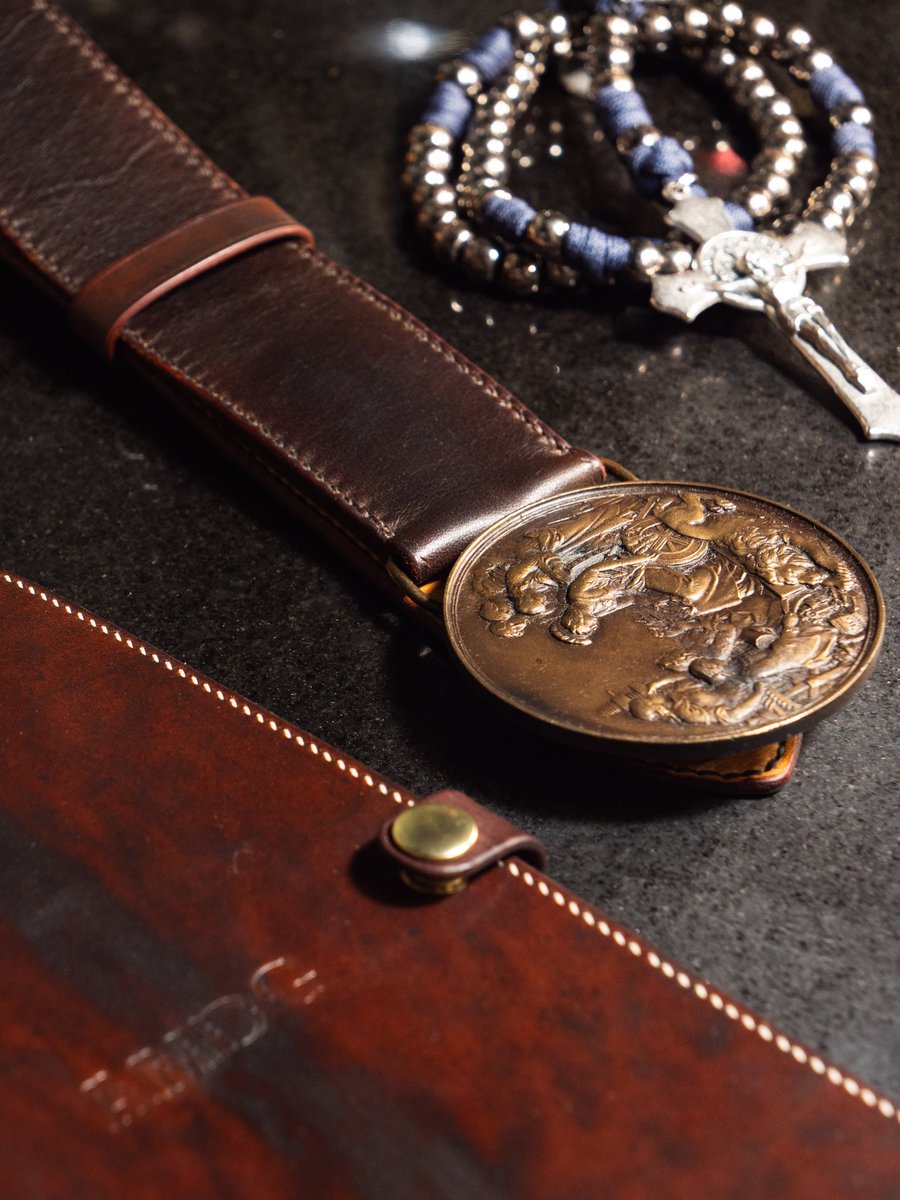 flyingmonk_lg's tweet image. Two layers of a soft @HorweenLeather cowhide, dyed and waxed by hand, and stitched onto this incredible vintage buckle. The buckle depicts Britannia receiving gifts from industry, agriculture, science, & the arts.
98% Made in America--all but the glue 😁