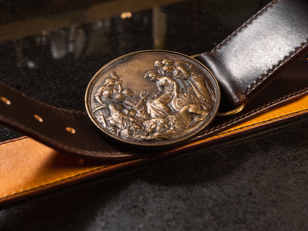 flyingmonk_lg's tweet image. Two layers of a soft @HorweenLeather cowhide, dyed and waxed by hand, and stitched onto this incredible vintage buckle. The buckle depicts Britannia receiving gifts from industry, agriculture, science, & the arts.
98% Made in America--all but the glue 😁