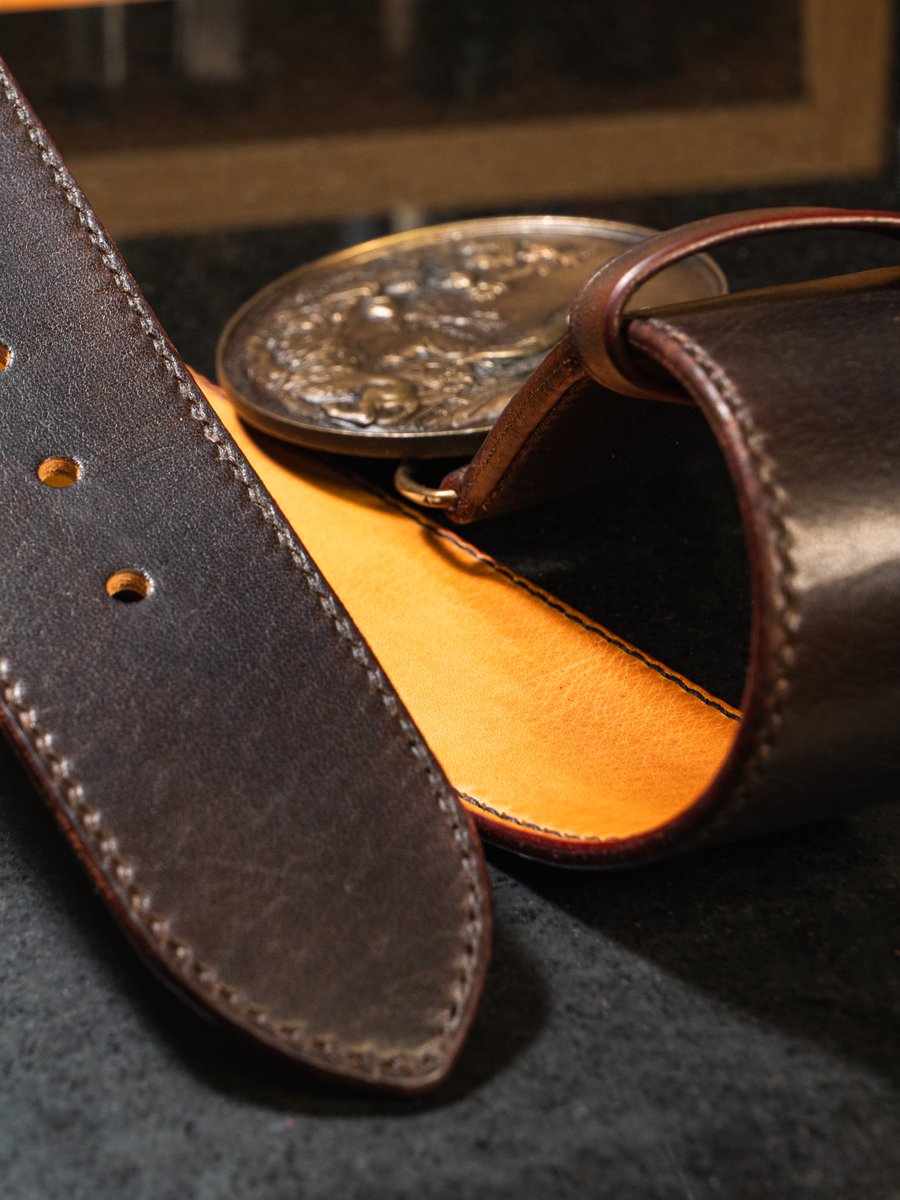flyingmonk_lg's tweet image. Two layers of a soft @HorweenLeather cowhide, dyed and waxed by hand, and stitched onto this incredible vintage buckle. The buckle depicts Britannia receiving gifts from industry, agriculture, science, & the arts.
98% Made in America--all but the glue 😁