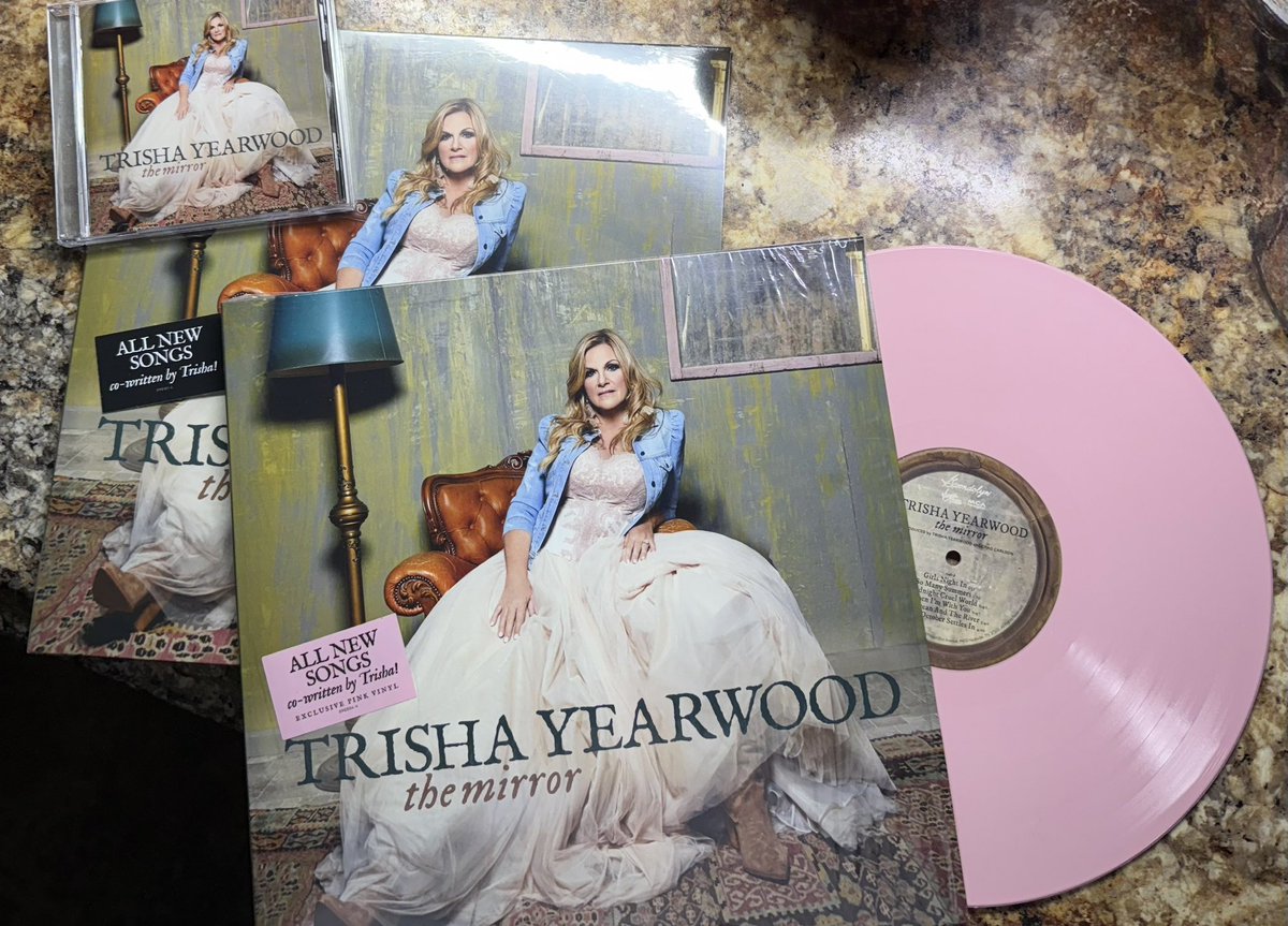 jenna_sutton87's tweet image. there’s no better way to start the week than getting @trishayearwood mail!😍