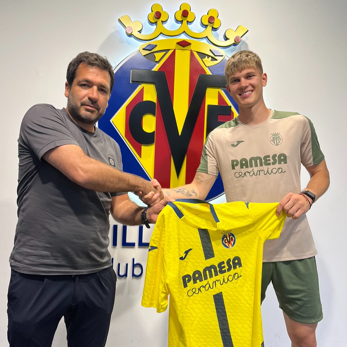 CanteraGrogueta's tweet image. El Villarreal CF y el @KarpatyLvivFC acuerdan el traspaso del guardameta 𝐘𝐚𝐤𝐢𝐯 𝐊𝐢𝐧𝐚𝐫𝐞𝐢𝐤𝐢𝐧 🇺🇦.

El prometedor portero ucraniano firma para las próximas cinco temporadas y jugará esta campaña en el Villarreal B de David Albelda.

¡Bienvenido al Submarino! 💛
