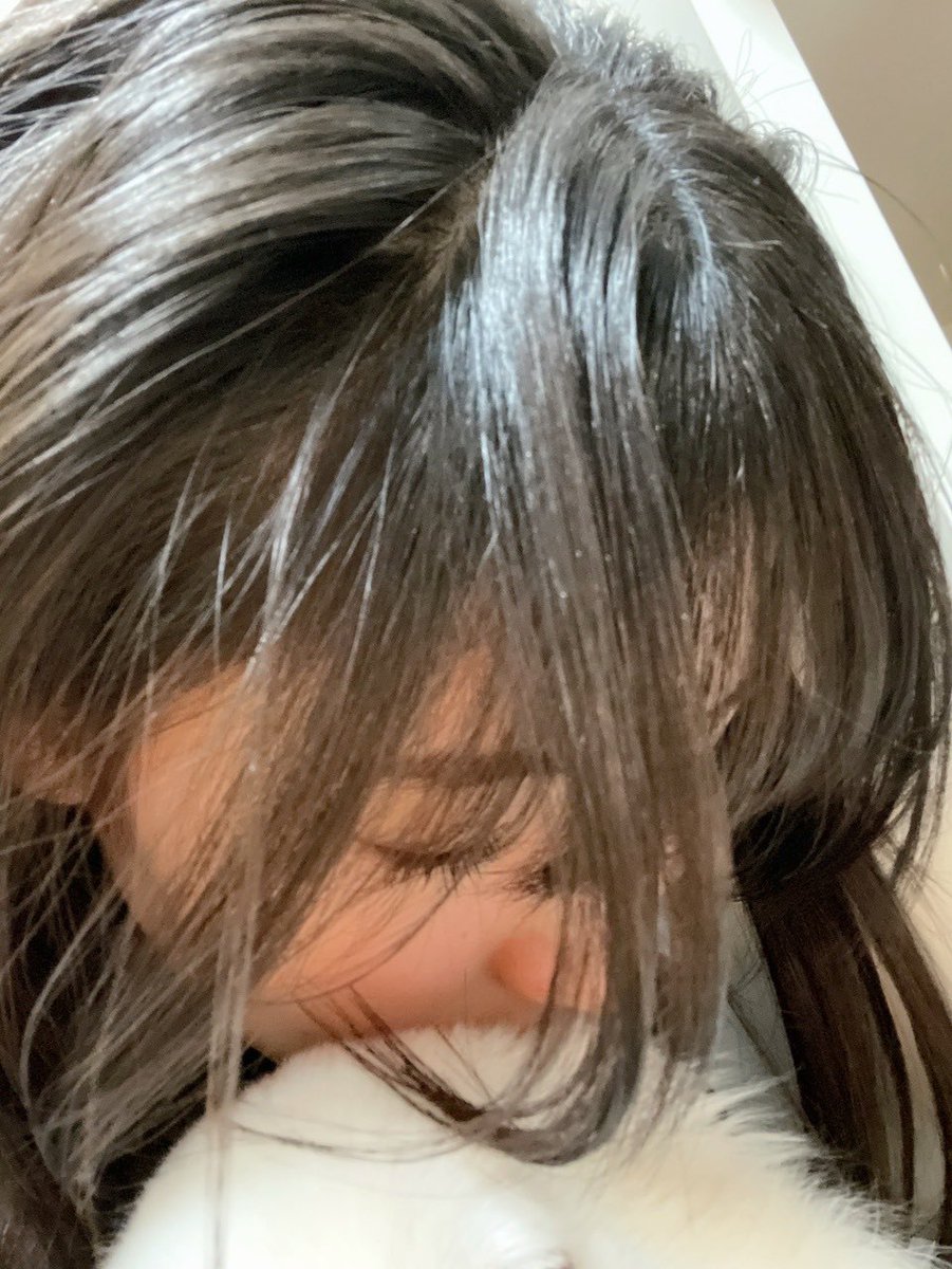 優月の寝姿。
ぼさぼさとした髪の毛、
ノーメイク、
穢れを知らない無垢な寝顔。

普段僕が仕事場でよく見る
美しい寝顔とは正反対だ。
一見寝ているように見えて
実は耳をそばだてて、デスクに飛び交う悪口を聞いているのは
僕と優月だけが知る秘密の1つだ。
#写楽短
#大短