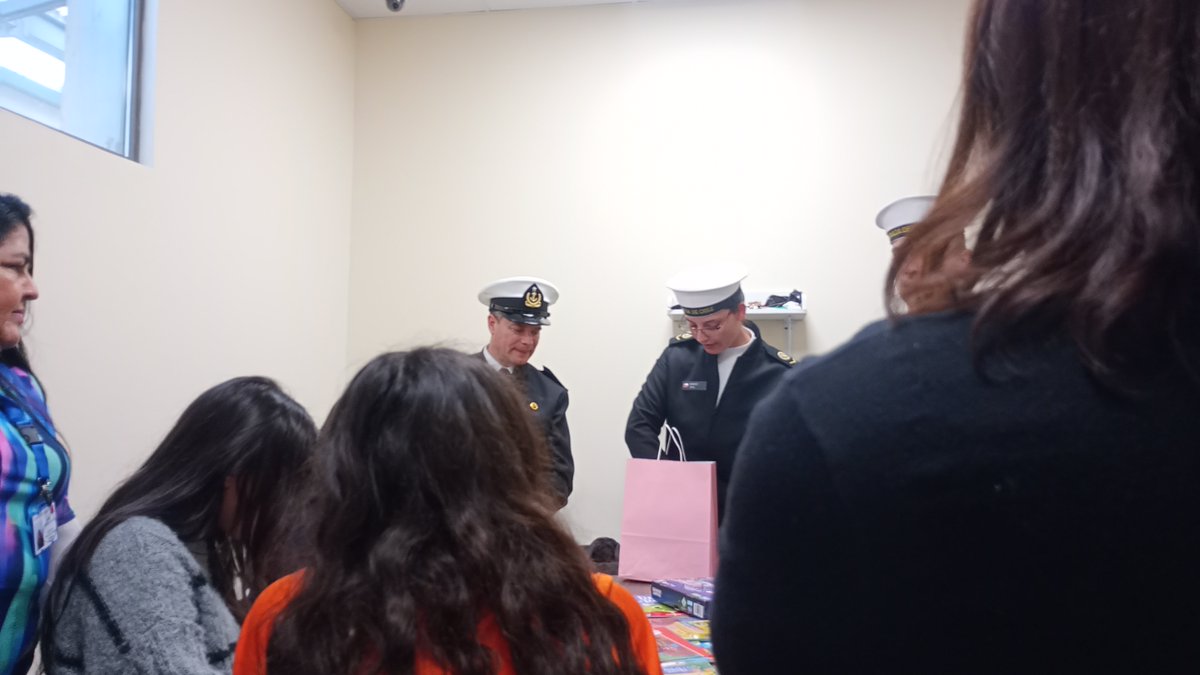 Funcionarios de la Armada realizan donación y actividades recreativas en el Hospital Carlos van Buren🏥
✅hospitalcarlosvanburen.cl/funcionarios-d…