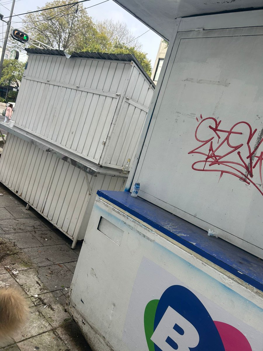 Dra_Arena's tweet image. De hecho hoy amanecieron dos ... Cuando dejará de ser basurero esta calle? POR FAVOR está infestado de ratas e imposible tanta cucaracha, y orines de gente que pasa en las noches, los tipos se esconden ahí y no se puede ni pasar, dejan basura de comida todos los que van de paso