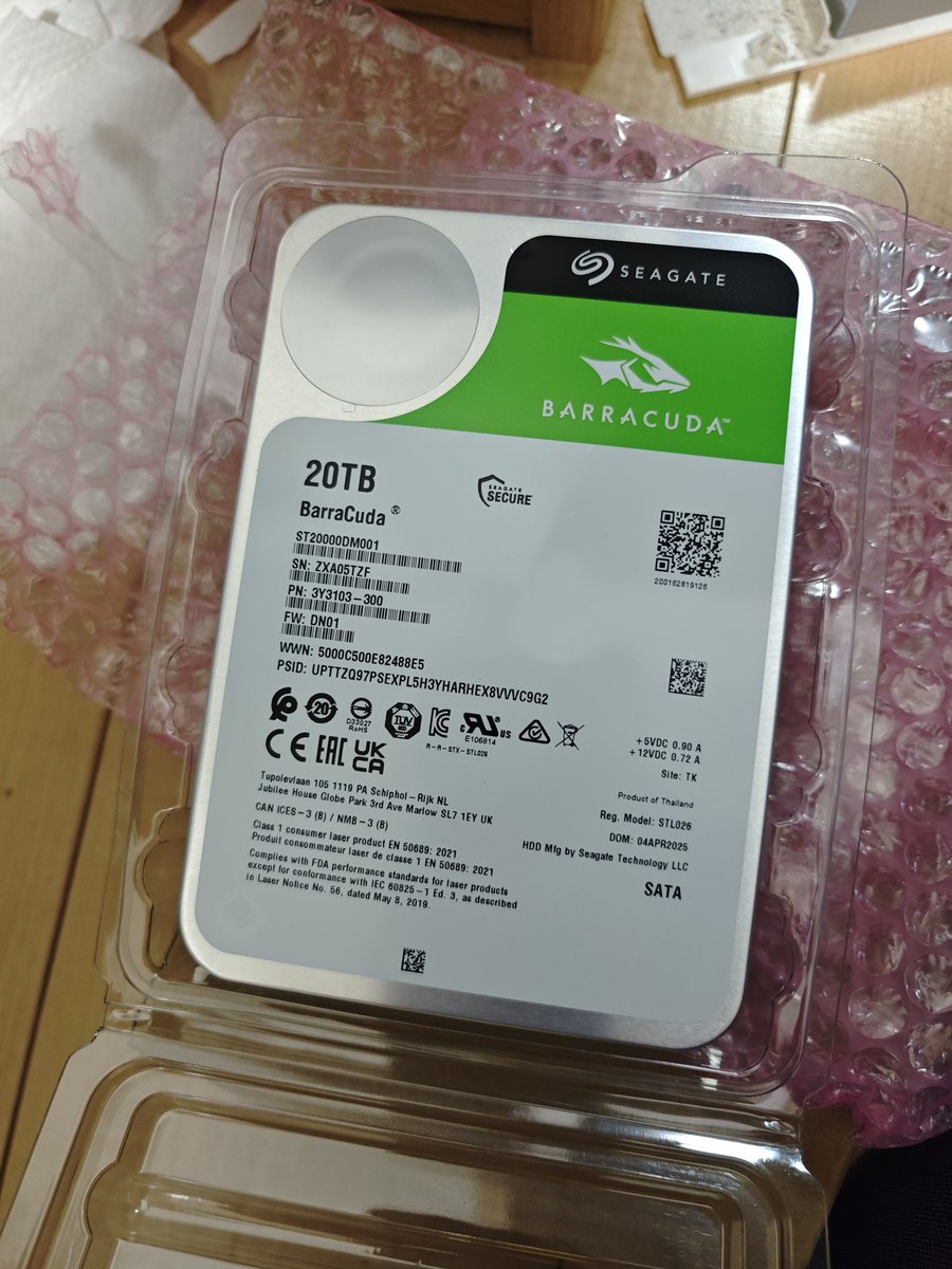 Meatdoll's tweet image. Amazonプライムデーとボーナスに合わせて
バックアップ用と拡張用に20TBのHDDを二個購入
NASも考えたけど、予算跳ね上がるのでとりあえずバックアップは外付けHDDに書き込んで耐火金庫にでも入れれば良いかなと
ごちゃついていた外付けを少しひとまとめに
UPS導入