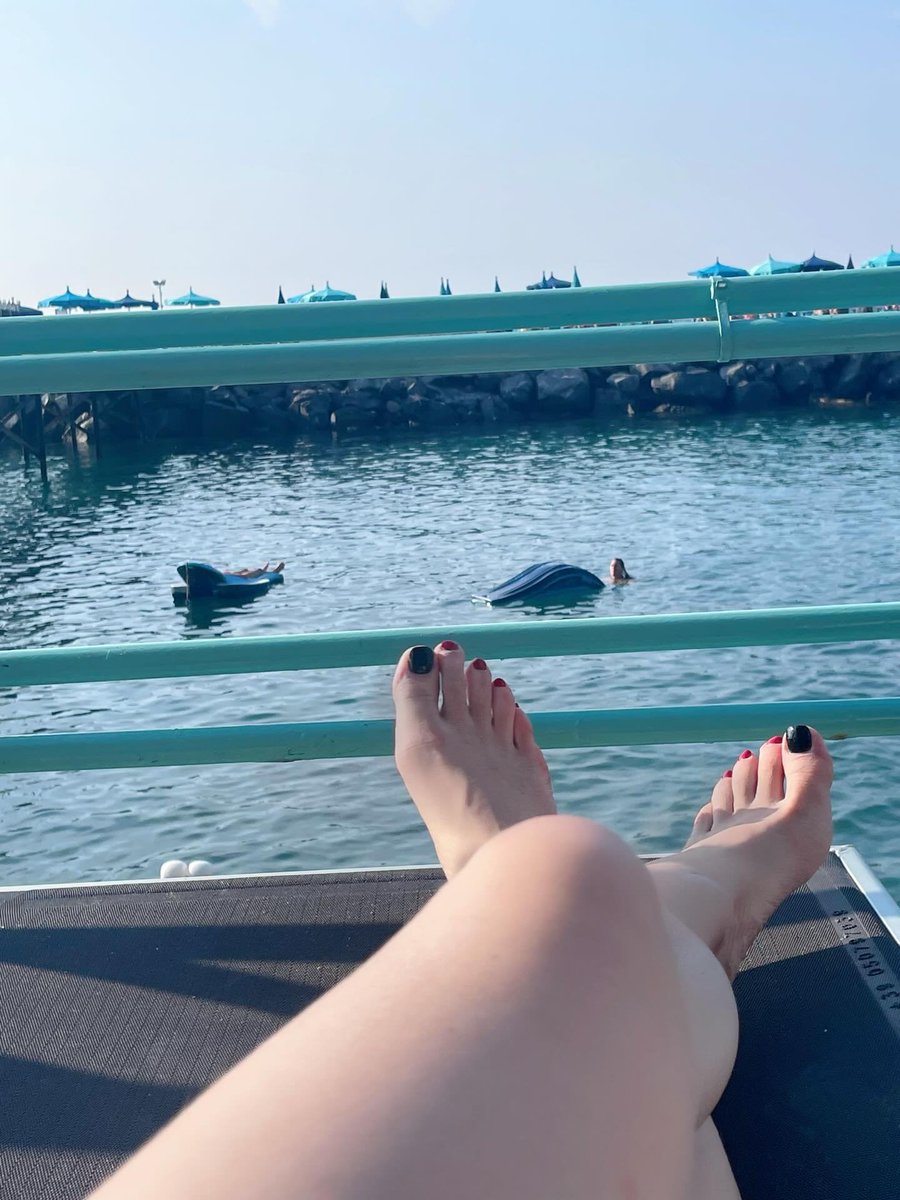 zketyqw's tweet image. In the afternoon at the beach, the sun shines on me, the sea breeze blows gently, I completely relax myself and enjoy the tranquility  🌊🌞 Life is about having such moments, recharging myself and meeting the next challenge!

#SeasideTime #SunshineBeach #RelaxMood