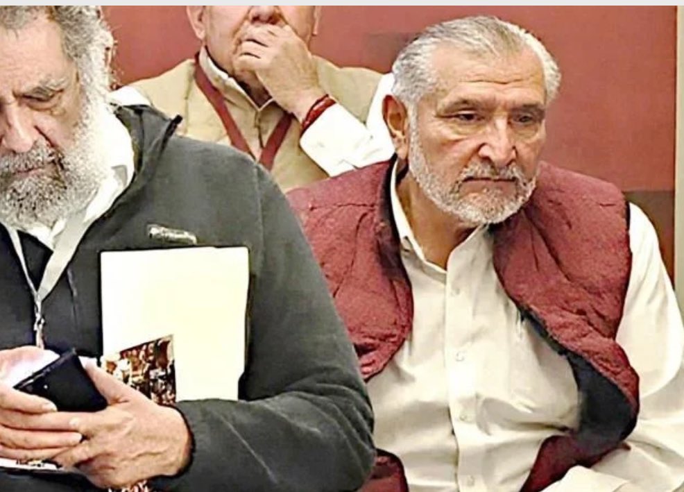 Adán, no tan “agusto” en la sesión de Consejo Político de Morena. Apechugó, aguantó vara las indirectas. 

En estos momentos, Tabasco no es un edén. 

“A cerrar filas con la presidenta CSP”, el llamado del tabasqueño.   

Se tambalea el hombre fuerte de AMLO. El pasado condena.