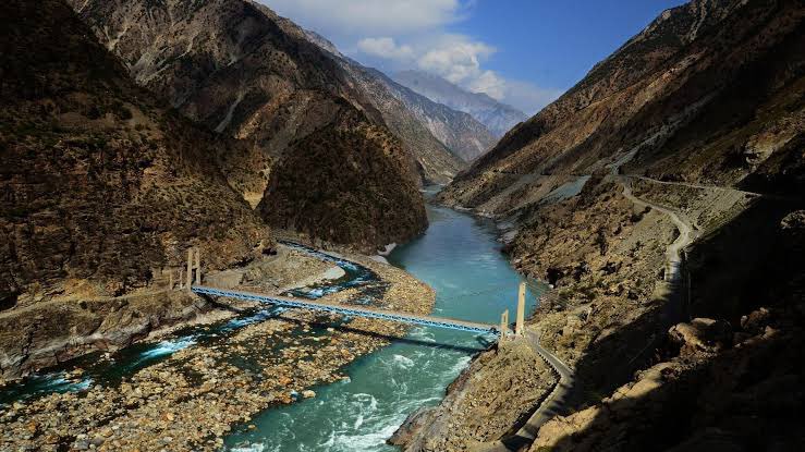 engrzafarwattoo's tweet image. پاور آف سندھ

پاکستان کی 77 سال بعد اب آکر بجلی کی زیادہ سے زیادہ ضرورت 31 ہزار میگاواٹ تک پہنچی ہے جب کہ واپڈا نے آج سے 60 سال پہلے ہی اکیلے دریائے سندھ سے 42 ہزار میگاواٹ بجلی پیدا کرنے کے منصوبوں کا خاکہ بنا لیاتھا لیکن اقتداریہ نے کسی دور میں اس کو اہمیت نہ دی؟

کسی بھی دریا…