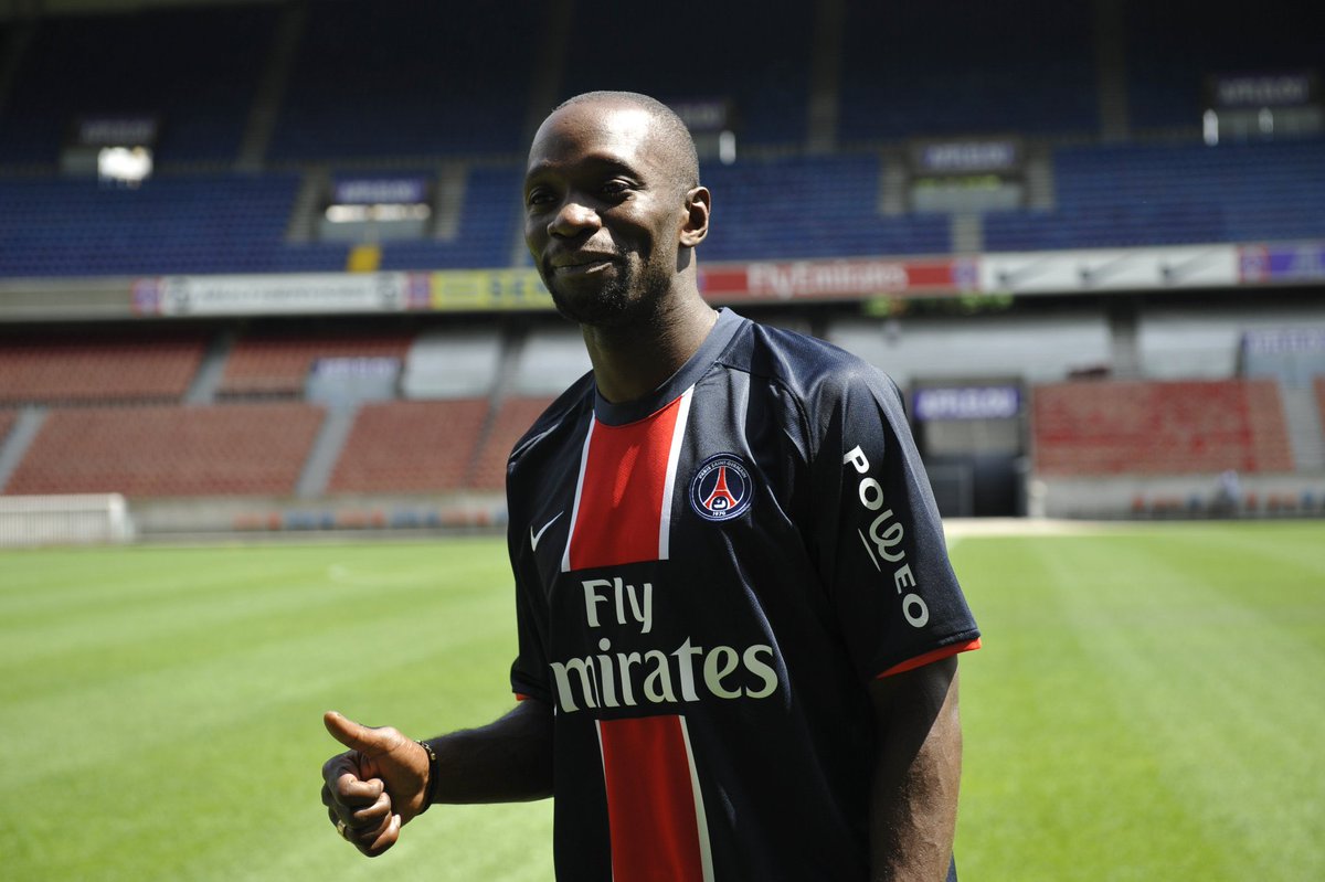 PSG_espanol's tweet image. 🔙 Un día como hoy - 2008 🎬
Claude Makélélé firmaba con el PSG. ✍️🔴🔵✨