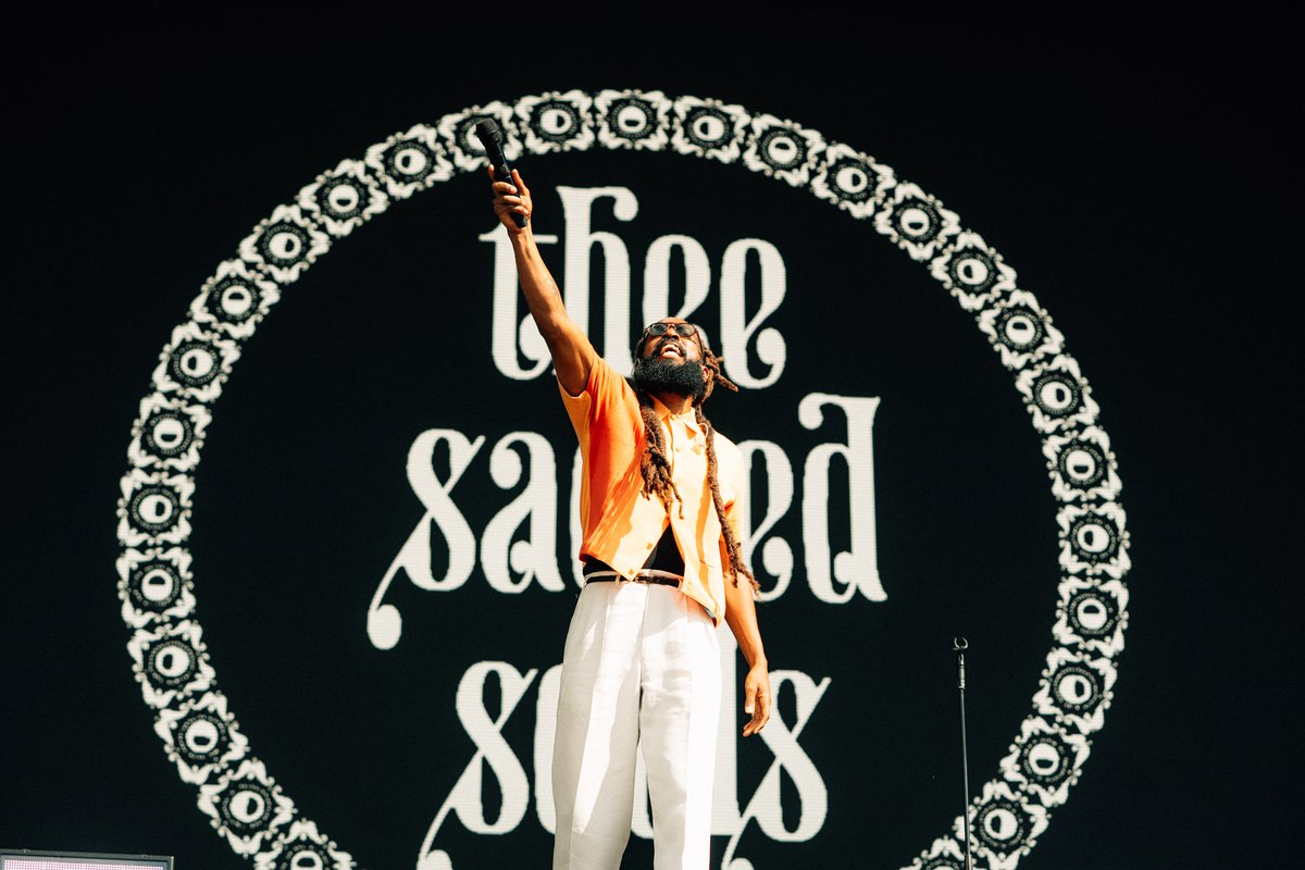 BSTHydePark's tweet image. Wish we were back singing in the sunshine with @TheeSacredSouls ☀️
Photos: Bethan Miller
#BSTHydePark #TheeSacredSouls