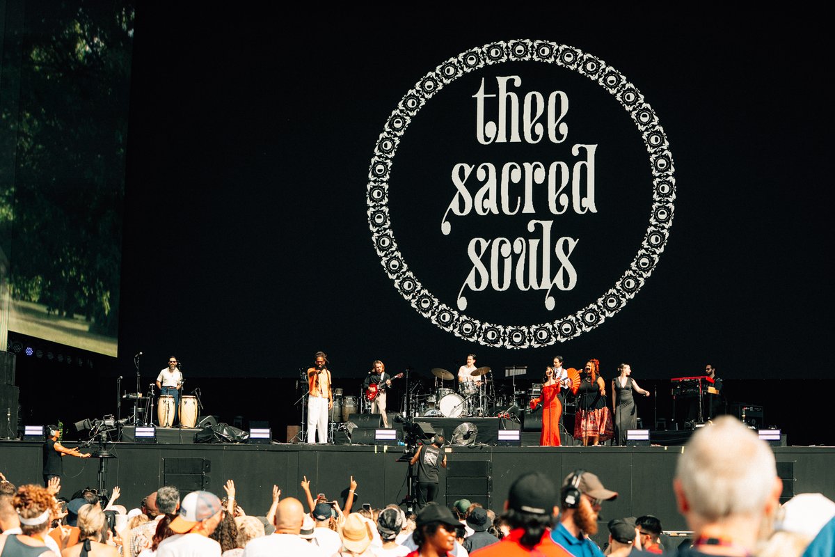 BSTHydePark's tweet image. Wish we were back singing in the sunshine with @TheeSacredSouls ☀️
Photos: Bethan Miller
#BSTHydePark #TheeSacredSouls