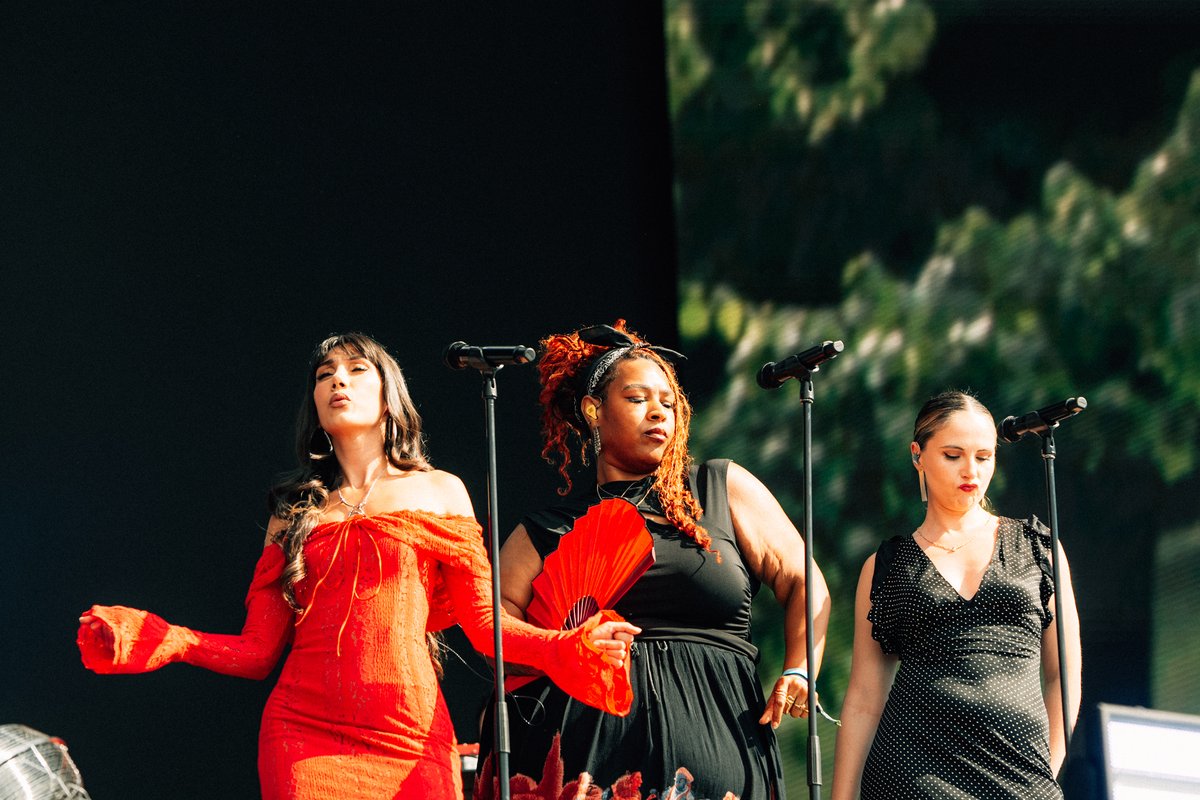 BSTHydePark's tweet image. Wish we were back singing in the sunshine with @TheeSacredSouls ☀️
Photos: Bethan Miller
#BSTHydePark #TheeSacredSouls