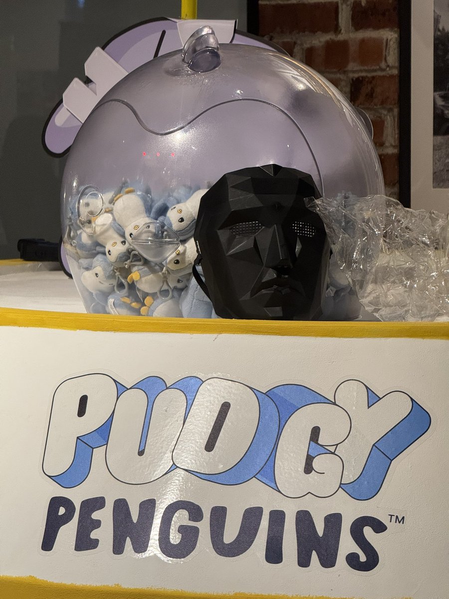 kristintto's tweet image. pengus are everywhere.
pengus love having fun.
pengus love playing games.
pengus love asia.

@pudgypenguins @pudgymalaysia