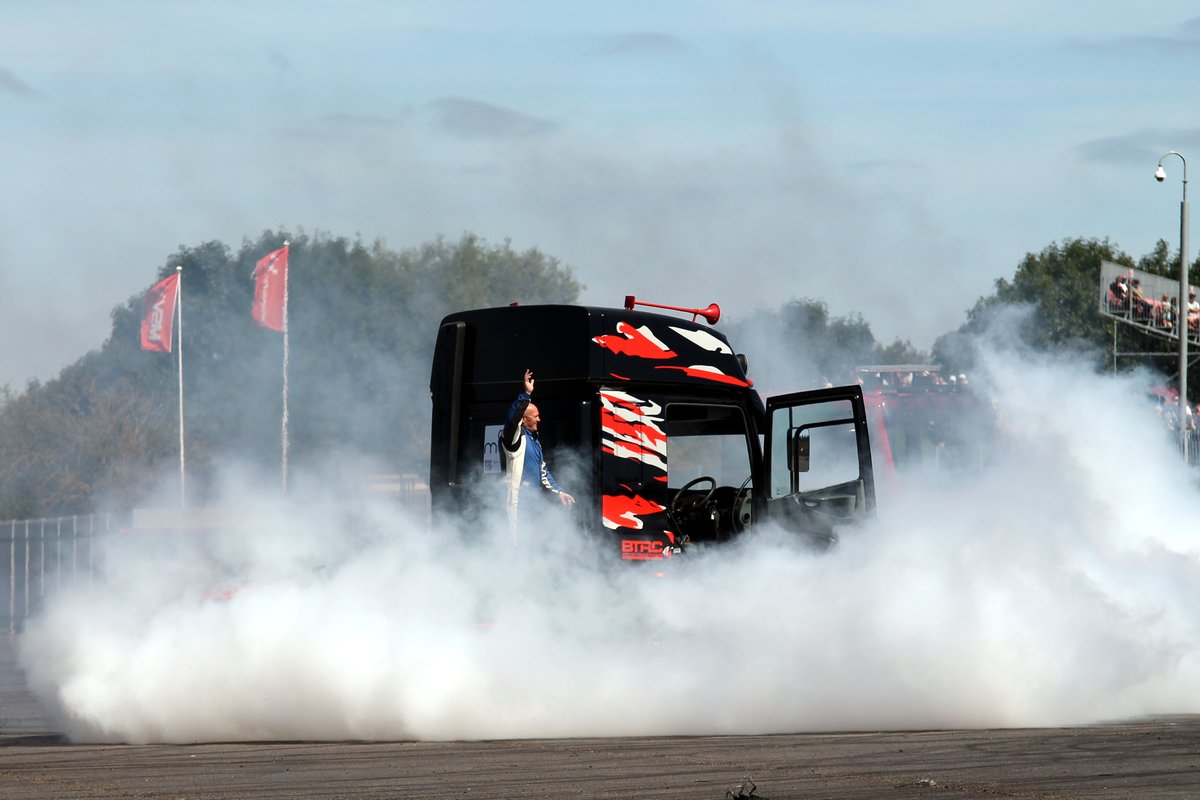 DoningtonParkUK's tweet image. Lovely jubbly.... 👀
Convoy in the Park brings a truckload of off-track family fun next month (9/10 August):
🚛 Show trucks
💨 Truck Sport drifting demos
🥊 Live Action Arena
🎶 Live music
Discounted tickets are available 🎟 Under-13s go FREE!
🔗: donington-park.net/2025/august/co…