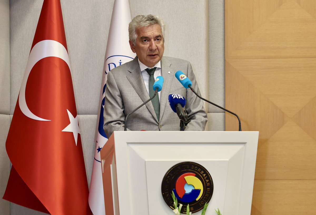 Bugün Divan Başkanlığını yaptığım İktisadi Kalkınma Vakfımızın (İKV) 63’üncü Genel Kurulu’nu; İKV Başkanı Sayın Ayhan Zeytinoğlu’nun ev sahipliğinde; Dışişleri Bakan Yardımcısı Sayın Mehmet Kemal Bozay’ın çevrim içi ve İKV Genel Kurul Delegeleri, Mütevelli ve Kurucu Kurum