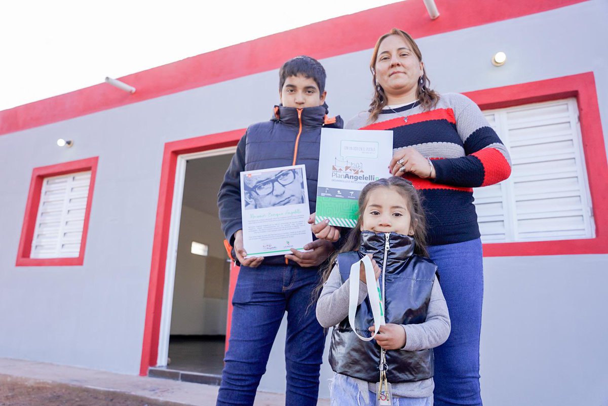 QuintelaRicardo's tweet image. Rosa y su familia recibieron hoy su casa en Patquía, y eso es una alegría enorme para todos.
Ya son más de 900 las viviendas entregadas en toda la provincia gracias al Plan Angelelli, a las que se suman otras 100 que están en construcción.
La Rioja es la provincia con menor…