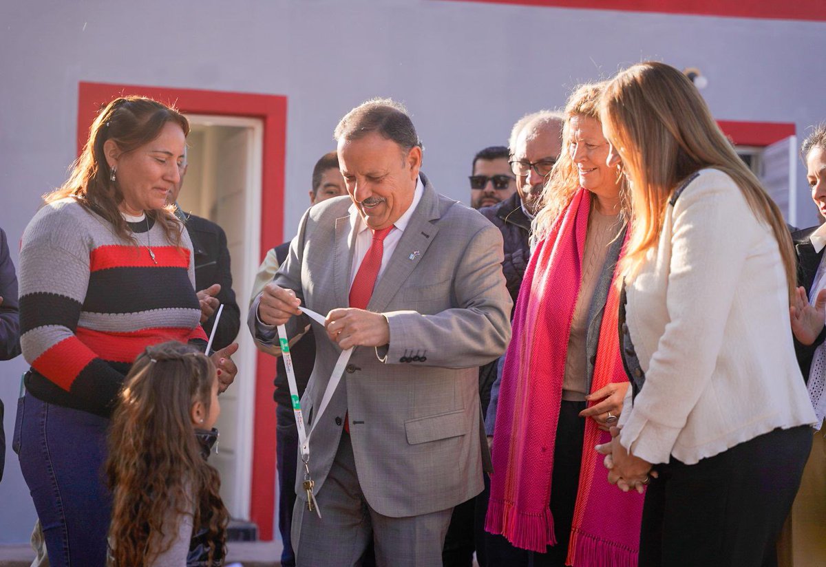 QuintelaRicardo's tweet image. Rosa y su familia recibieron hoy su casa en Patquía, y eso es una alegría enorme para todos.
Ya son más de 900 las viviendas entregadas en toda la provincia gracias al Plan Angelelli, a las que se suman otras 100 que están en construcción.
La Rioja es la provincia con menor…