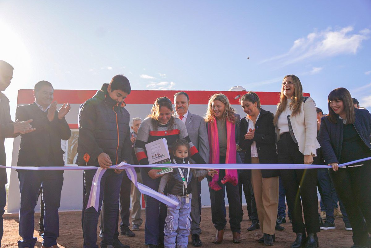 QuintelaRicardo's tweet image. Rosa y su familia recibieron hoy su casa en Patquía, y eso es una alegría enorme para todos.
Ya son más de 900 las viviendas entregadas en toda la provincia gracias al Plan Angelelli, a las que se suman otras 100 que están en construcción.
La Rioja es la provincia con menor…