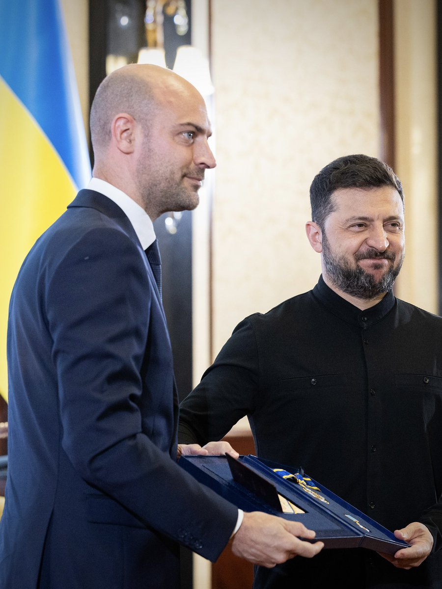 jnbarrot's tweet image. Honoré de recevoir des mains du Président @ZelenskyyUa la médaille Iaroslav le Sage, décernée pour services distingués rendus à la nation ukrainienne, que je partage avec tous les agents du Ministère de l’Europe et des Affaires étrangères.