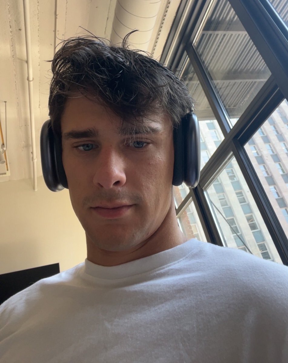 TennesseeTwunk's tweet image. Messy hair kinda sorta do care
