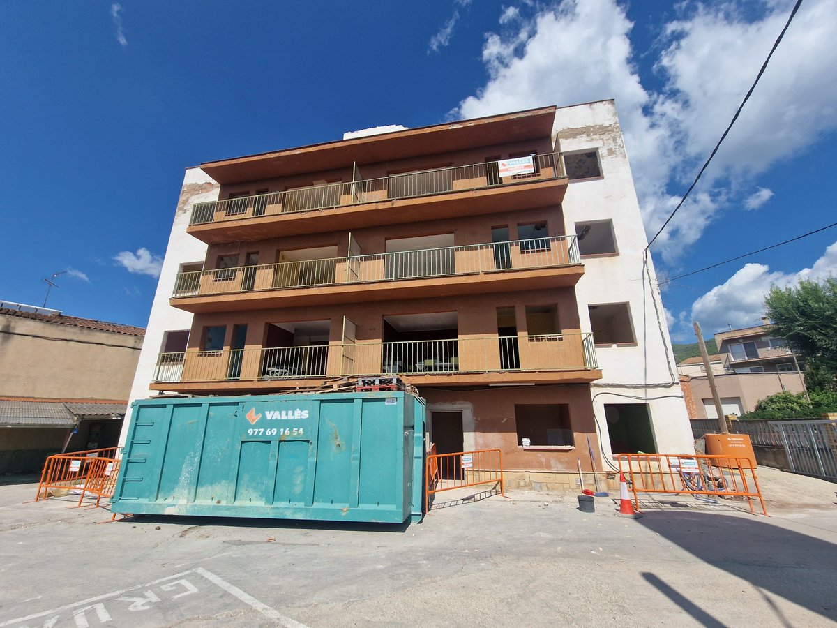 [HABITATGE]🚧 Aquest mes de juliol ha començat l'enderroc de l'antic edifici de la caserna de la Guàrdia Civil d'#Alcover. 

👉L'actuació forma part d’un projecte urbanístic que preveu la construcció de setze habitatges de lloguer assequible al mateix emplaçament.