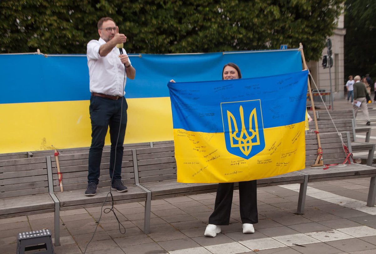 Mndagsrrelsen21's tweet image. 🇺🇦🇸🇪 En av våra ukrainska vänner kom med flaggor från 86:e brigaden med autografer från soldater, och frågade om vi ville auktionera ut dem. Självklart gjorde vi det och är glada meddela att tre objekt den drog in hela 7000 kr till mörkersikten för samma brigad.