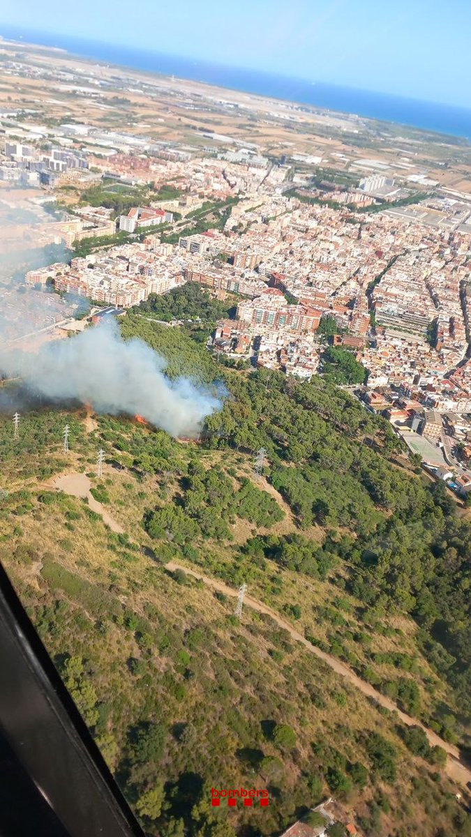 Treballem amb contundència en un incendi de vegetació forestal al parc de Mas Ratés, a Viladecans (avís rebut a les 17.19 h). El foc avança cap a la part alta de la muntanya.

🚒 16
🚁 4 #MAER
🛩️ 2 #AVA 

#bomberscat