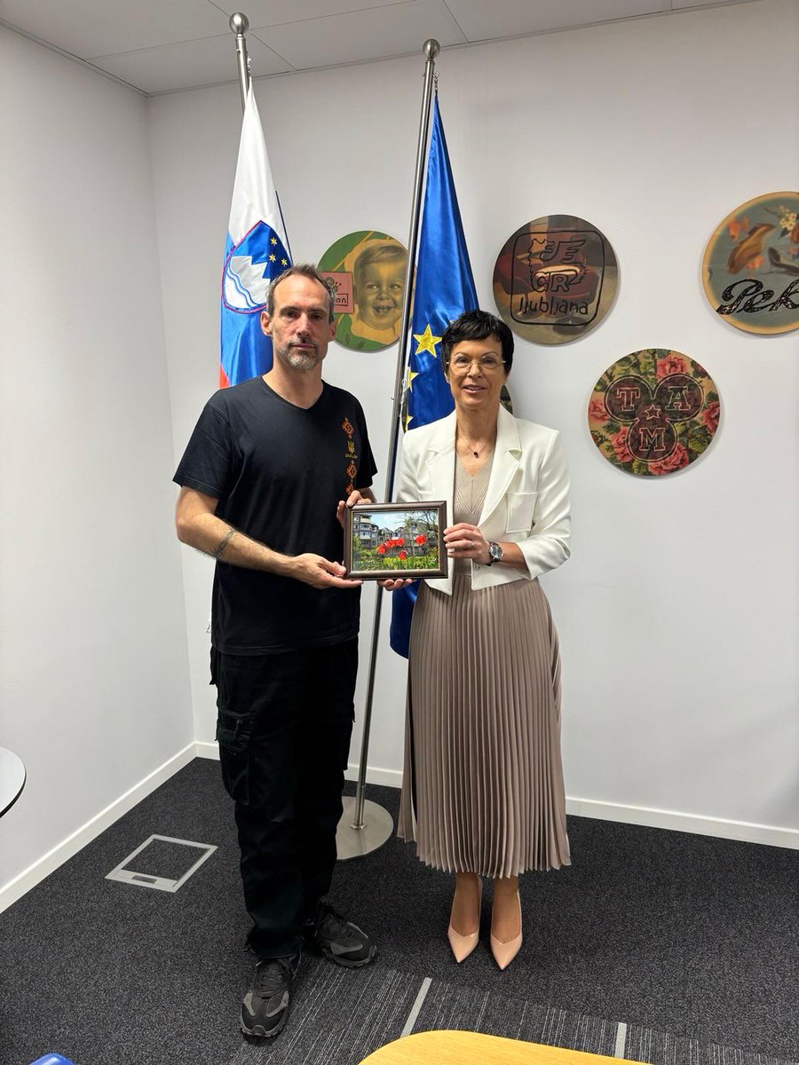 MartaKosEU's tweet image. Topel pogovor z novinarjem in humanitarcem Erikom Valenčičem. Hvala vam za darilo - sliko “Pomlad v Harkivu” in vso vašo pomoč 🇺🇦!