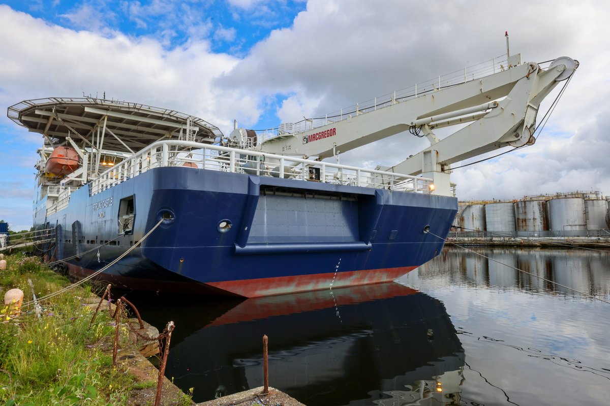 RoyalNavy's tweet image. Stirling work...
@HMS_Str_Castle now flies the White Ensign after formally becoming a #RoyalNavy warship as the specialist mine hunting ship prepares to return to operations protecting UK waters from underwater threats.
Read more: royalnavy.mod.uk/news/2025/july…
