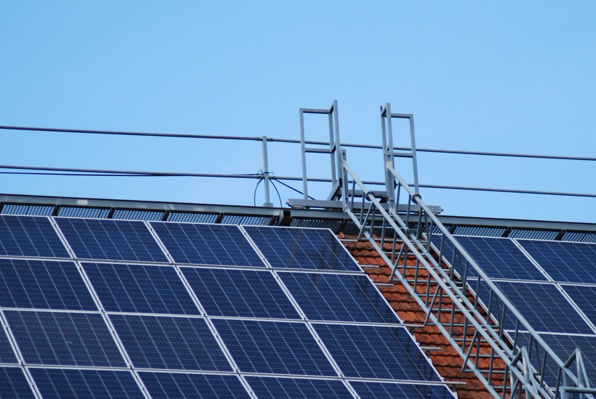 WestofEnglandCA's tweet image. Over 20 schools across the West will save money with new solar panels, thanks to £1.65 million investment from @GBEgovuk @bathnes @BristolCouncil @sgloscouncil.
Helen Godwin, the new Mayor, has welcomed this new funding to cut energy bills and pollution: tinyurl.com/SolarSchoolsWe…