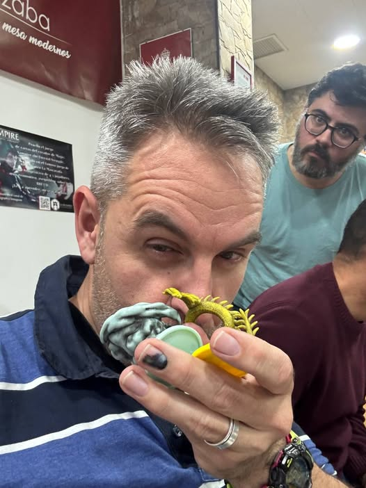 Cuando Edu entra en modo “investigador del más allá”.. y Nacho ya sospecha que algo huele a secta🕵️‍♀️
No sabemos si Edu olía minis o elegía su próximo poder cósmico…
Lo que sí sabemos es que en #LaAlcazabaDeJuegos vivimos los juegos de forma intensa y las miradas... hablan solas🤣