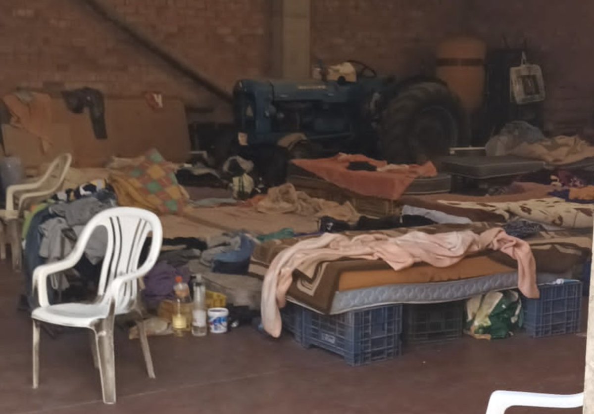 Aquest és l’allotjament que una empresa de Torrelameu oferia als seus treballadors temporers durant la campanya de la fruita passada 👇

Dormien en un magatzem ple de màquines, sense habitacions, cuina ni aigua.

📄 Llegeix aquí el comunicat de denúncia: fruitaambjusticia.cat/torrelameu-all…