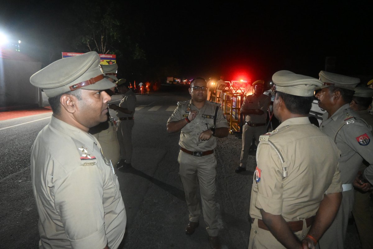 bastipolice's tweet photo. #BastiPolice #SPBasti द्वारा कांवड़ मार्ग (हरैया, छावनी, घघौवा बार्डर) का भ्रमण कर, निरीक्षण किया गया व संबंधित अधिकारी/कर्मचारीगण को शांति एवं सुरक्षा व्यवस्था को कायम रखने हेतु आवश्यक दिशा निर्देश दिया गया। https://t.co/cLQ3Y7jORm
