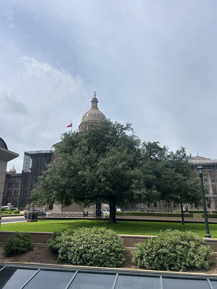 Jennifer_cleat's tweet image. Back at it for the first day of the special session as @CLEAT and Texas Law Enforcement have important issues on the call. Officers across the state have been working hard this month responding to areas devastated by the floods. We will be here working for you!
