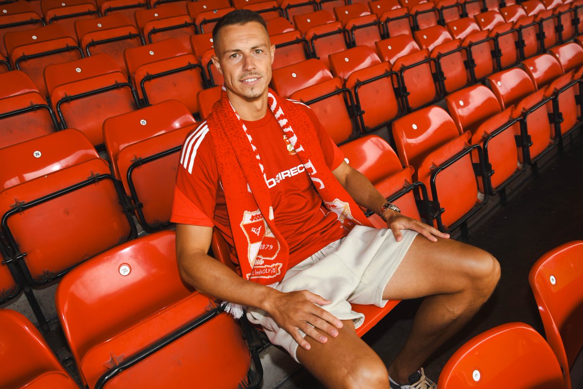 SamMorshead_'s tweet image. Red suits him much better than blue and white or off-yellow.
#stfc