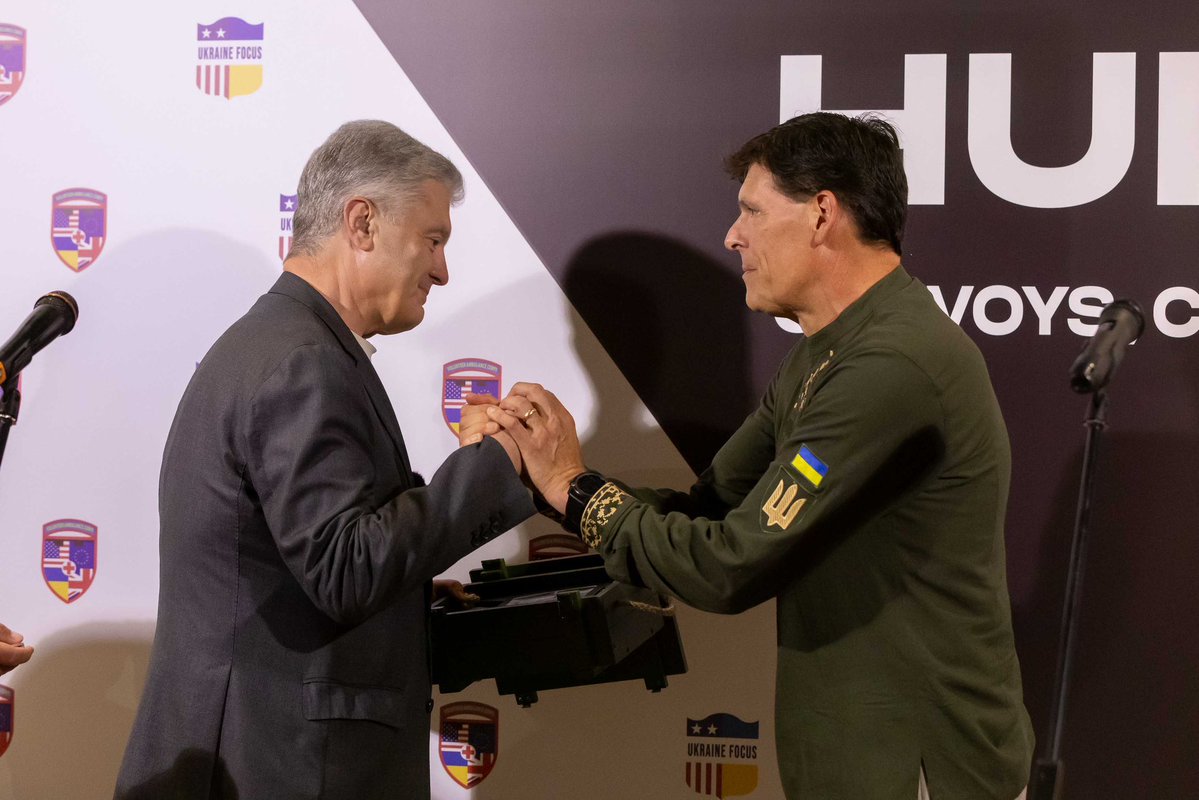 poroshenko's tweet image. Якщо ви у мене запитаєте, якими я бачу ідеальні відносини між Україною і США, то я відповім, що це відносини, як у мене з генеральним директором Ukraine Focus Бірманом Броком. Без жодних комунікаційних бар’єрів, мовних проблем чи непорозумінь. Бо нас об’єднує головне: спільні…