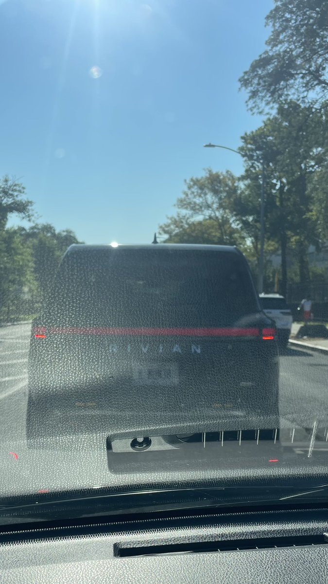 zerosum85's tweet image. Spotted: NYC’s first Rivian TLC.
Fisker’s jealous.
Tesla’s confused.
The NYC potholes? Nervous. 😏🛞