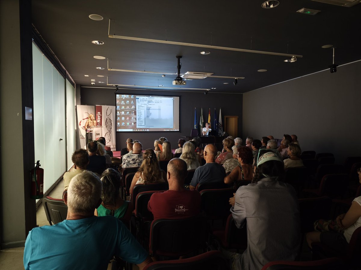 Hoy hemos tenido la visita del Centro de Participación Activa de Nerja. Han visto el documental "Una española en La Pampa" de Mayte Rico, en la que han conocido micro documentales sobre la naturaleza argentina, y con la suerte de que hemos contado con la presencia de su autora.