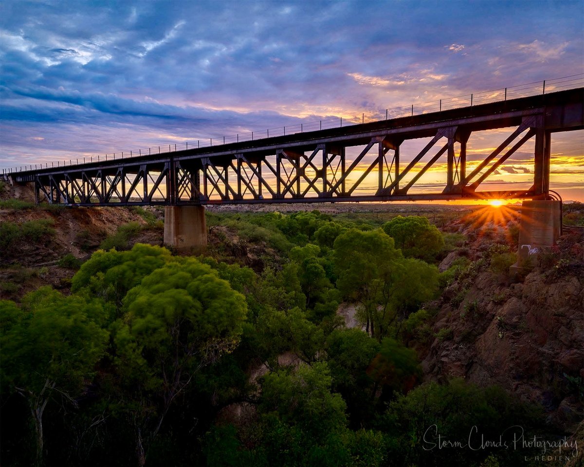 An Arizona #monsoon #sunset a few years ago. #storm #cloudscape #weatherphotography #weather #clouds #sky #stormhour #wxtwitter #zcreators @nikonoutdoorsusa @nikonusa @riyets @discovery @xwxclub #natgeoyourshot @sky_mania__ #epic_captures  #moon_skyclouds #fav_skies <a href="/CloudAppSoc/">Cloud Appreciation Society</a>