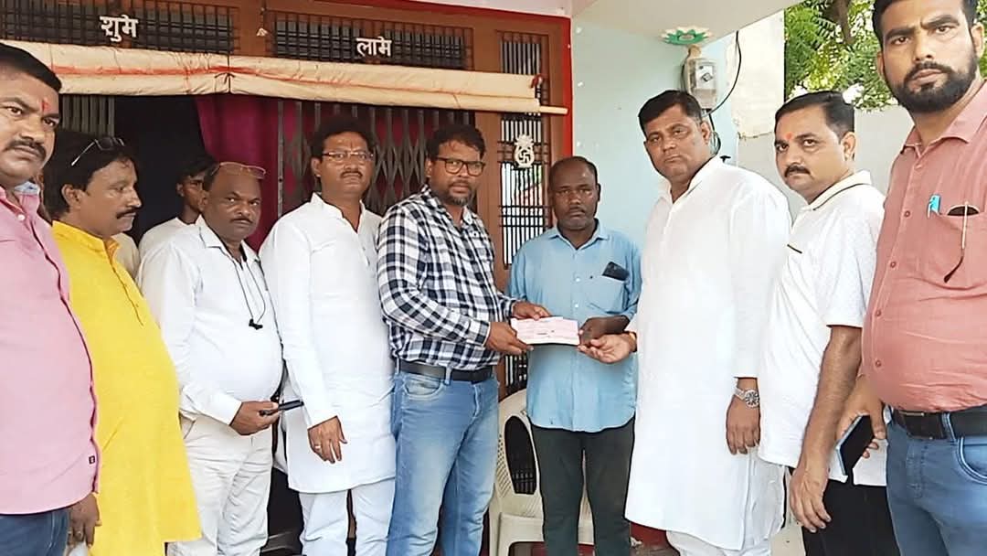 SURYA989399's tweet photo. जनपद अमेठी के गौरीगंज सराय भागमानी के निवासी 
वॉलीबाल खिलाड़ी आदित्य कश्यप के दुर्घंटना में घायल होने के उपरांत दीदी @smritiirani के संज्ञान लेने के बाद जिला प्रशासन ने चिकित्सिया टीम गठित करके लखनऊ रवाना किया और पीड़ित को 
आर्थिक सहयोग प्रदान कराया।
#didikedilmebastiamethi https://t.co/auK0MaA1IH