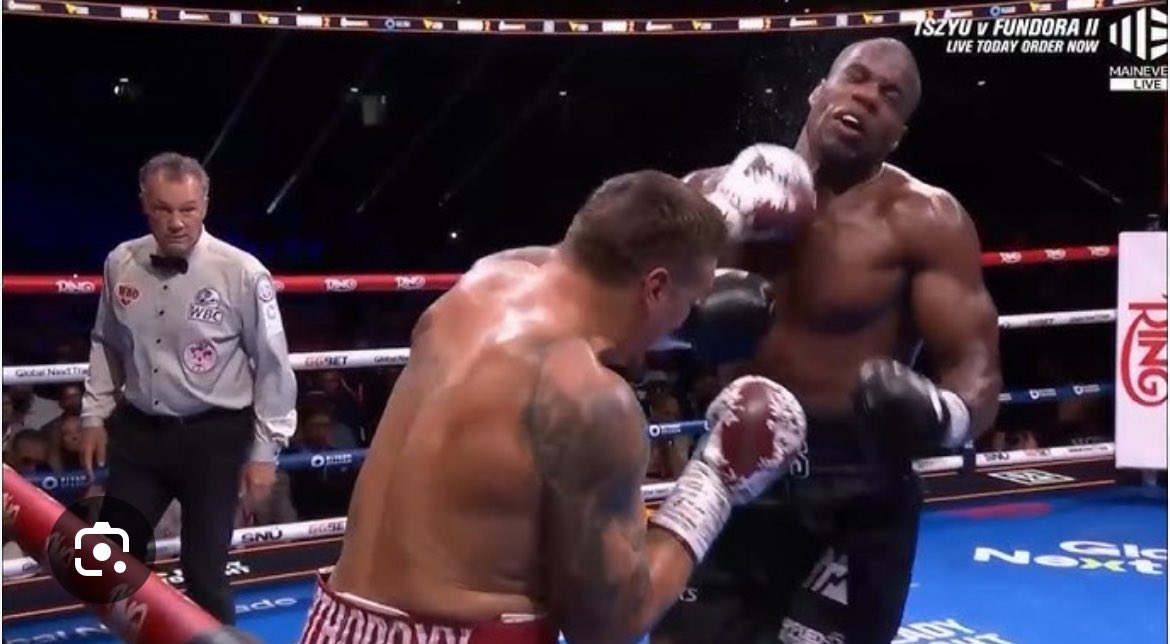 leviluna21's tweet image. Después de ver el replay de #UsykDubois2 me doy cuenta que ese KO se empezó a generar con una mano izquierda seca, bombazo sólido al rostro quedando 1:13 para terminar el asalto. Dubois quedó dañado