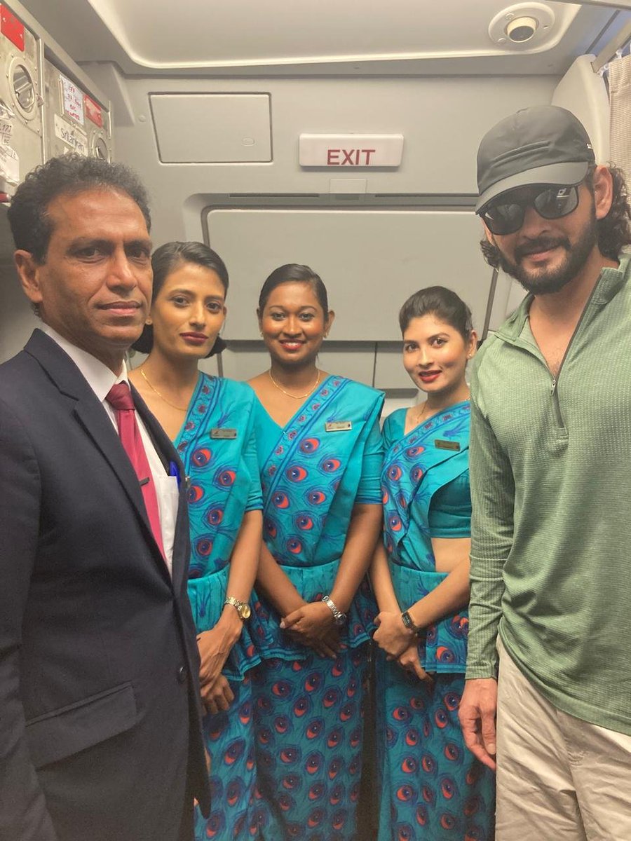 SriLankaTweet's tweet photo. South Indian superstar Mahesh Babu flew from Hyderabad to Colombo with Sri Lankan Airlines🛬 🇱🇰

#MaheshBabu #SriLankanAirlines @flysrilankan @urstrulyMahesh https://t.co/ouGLRNISJ1