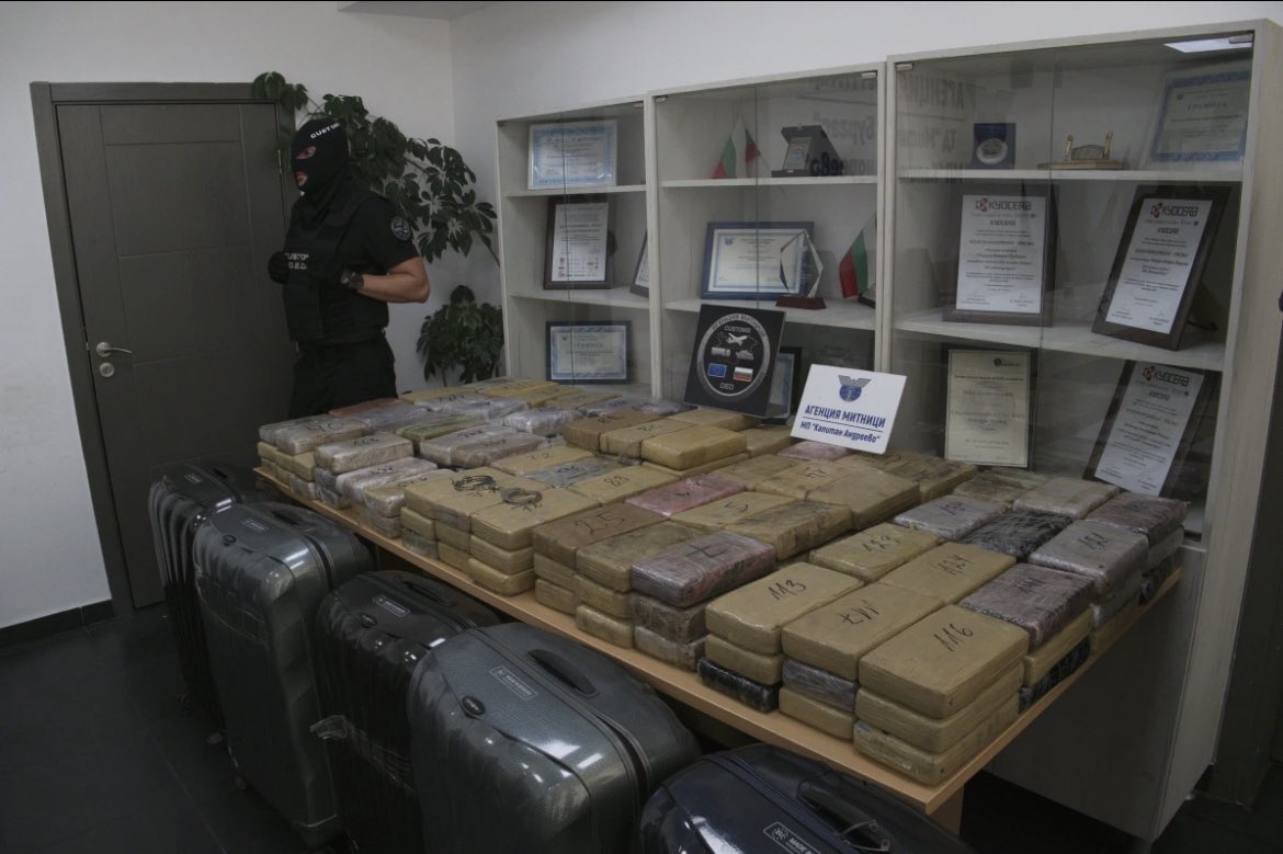 Amini16's tweet image. Wildlife crime = Organized crime.
A Congolese diplomat + 2 others caught with 206kg of cocaine in Bulgaria en route to Turkey.
Same routes used for ivory, pangolins, drugs , guns & humans.
#DRC is a rising hub of transnational crime.
We must connect the dots.