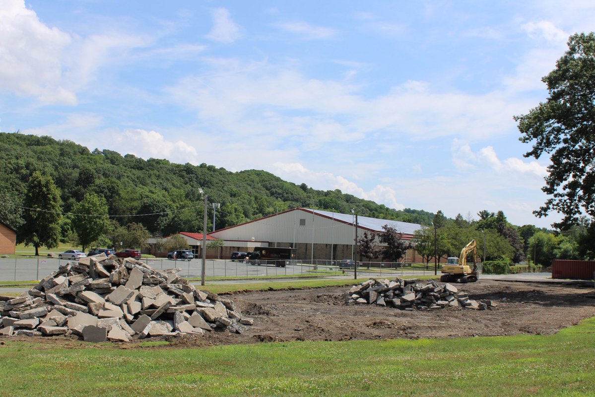 TroyCityHall's tweet image. Construction is underway on the brand new Knick Aquatic Center! Mayor Mantello promised a new pool - and she’s delivering. By summer 2026, families and children will enjoy an 8 lane pool, splash pads, relaxing lounge area & brand new pool house right here at Knick Park! 💦🏊♂️☀️
