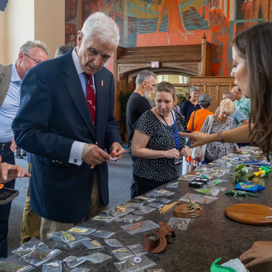 uflib's tweet image. Sending all our love and appreciation to Judy Russell after 18 years as the first Dean of University Libraries! #StayingPower #WhoRunsTheWorld