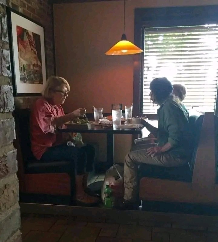 Ezekle1's tweet image. These 2 ladies right here were sitting at my table having lunch and they saw this little homeless woman sitting on the bench outside with all these clothes on in the 90 degree weather. They invited her inside for lunch, she was very humble and declined the food, she just wanted a…