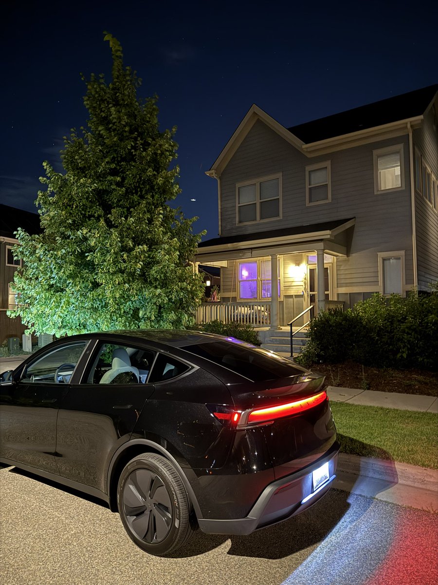 altryne's tweet image. I just traded in my 2020 @Tesla Model Y for the new Juniper Y in gorgeous Diamond Black 😍
Somehow I got a new car, a sizable check cashback, $0 down payment and my monthly is going down 2x (switched to leasing)
It's a stunning car, what should I name it?