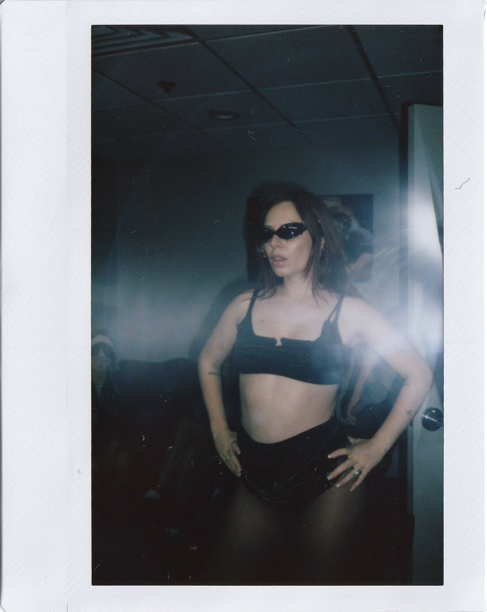 rosegray_'s tweet image. TITS OUT TOUR N1 (•)(•) @KeshaRose
hands up for detroit ❣️❣️❣️❣️