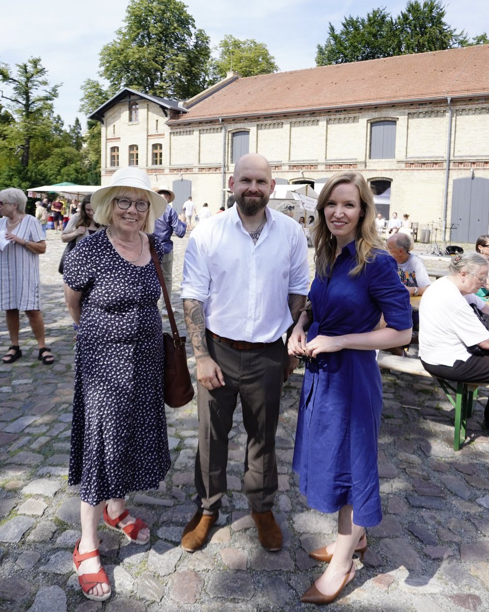 Ottilie_Klein's tweet image. 🎉 650 Jahre Britz – ein ganz besonderes Jubiläum!
Beim großen Sommerfest auf dem Gutshof Britz wurde nicht nur die bewegte Geschichte dieses Ortsteils gefeiert – es wurde auch sichtbar, was Britz heute ausmacht: das Engagement der Menschen, Vereine & Initiativen, die ihre…
