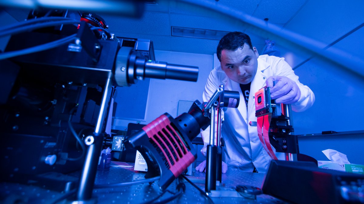 csuf's tweet image. .@csufalumni Jose Lopez-Ceja landed his dream internship at @NASA. 🚀 Alongside Assistant Professor of physics, Dr. Nabila Tanjeem, he has been conducting groundbreaking research on #microbots. 🧪👉 Learn more: bit.ly/csuf-microbot-…